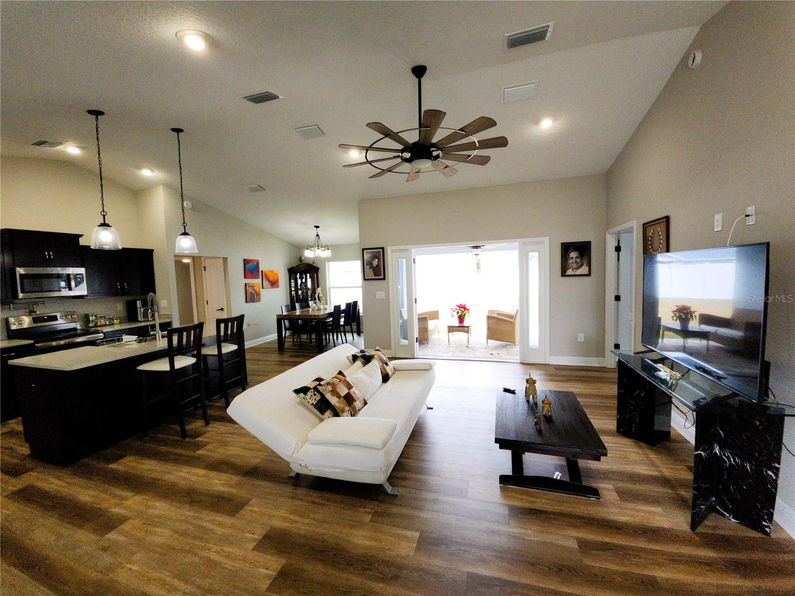 9089 DUPONT AVENUE