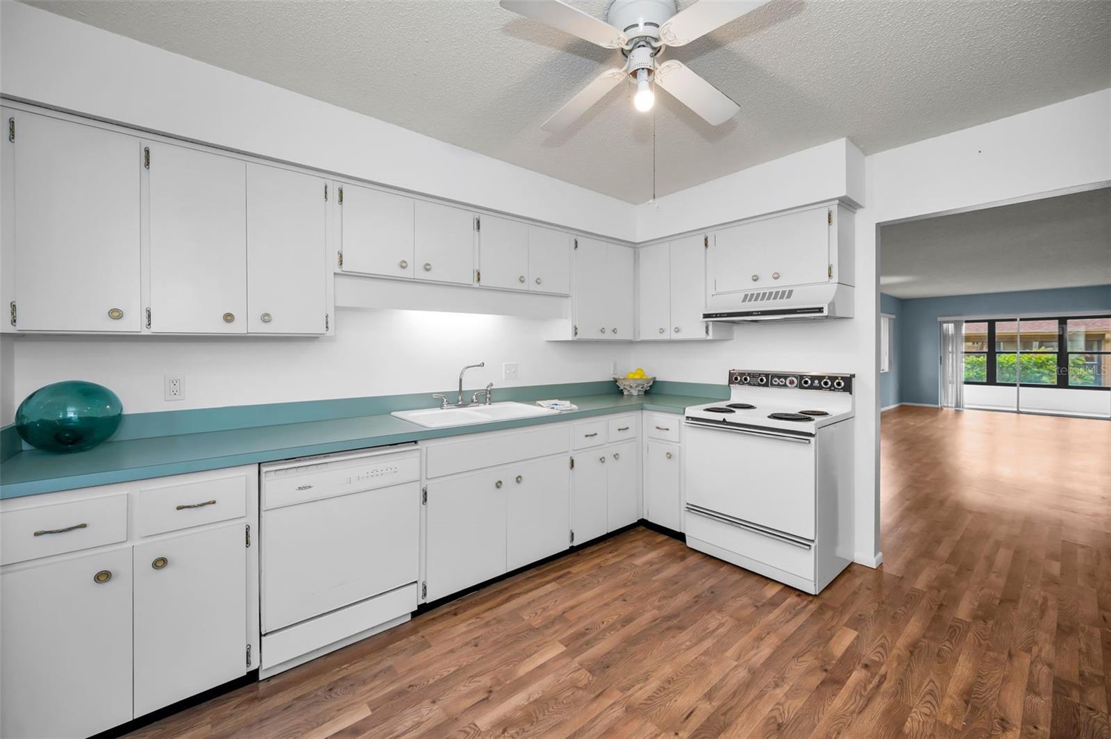 BEACON LAKES CONDO 05B - Residential