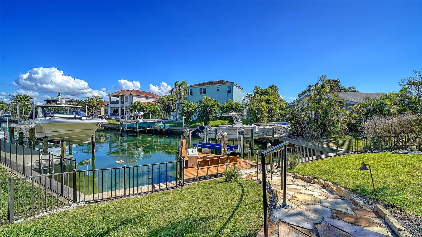 COUNTRY CLUB SHORES - Residential