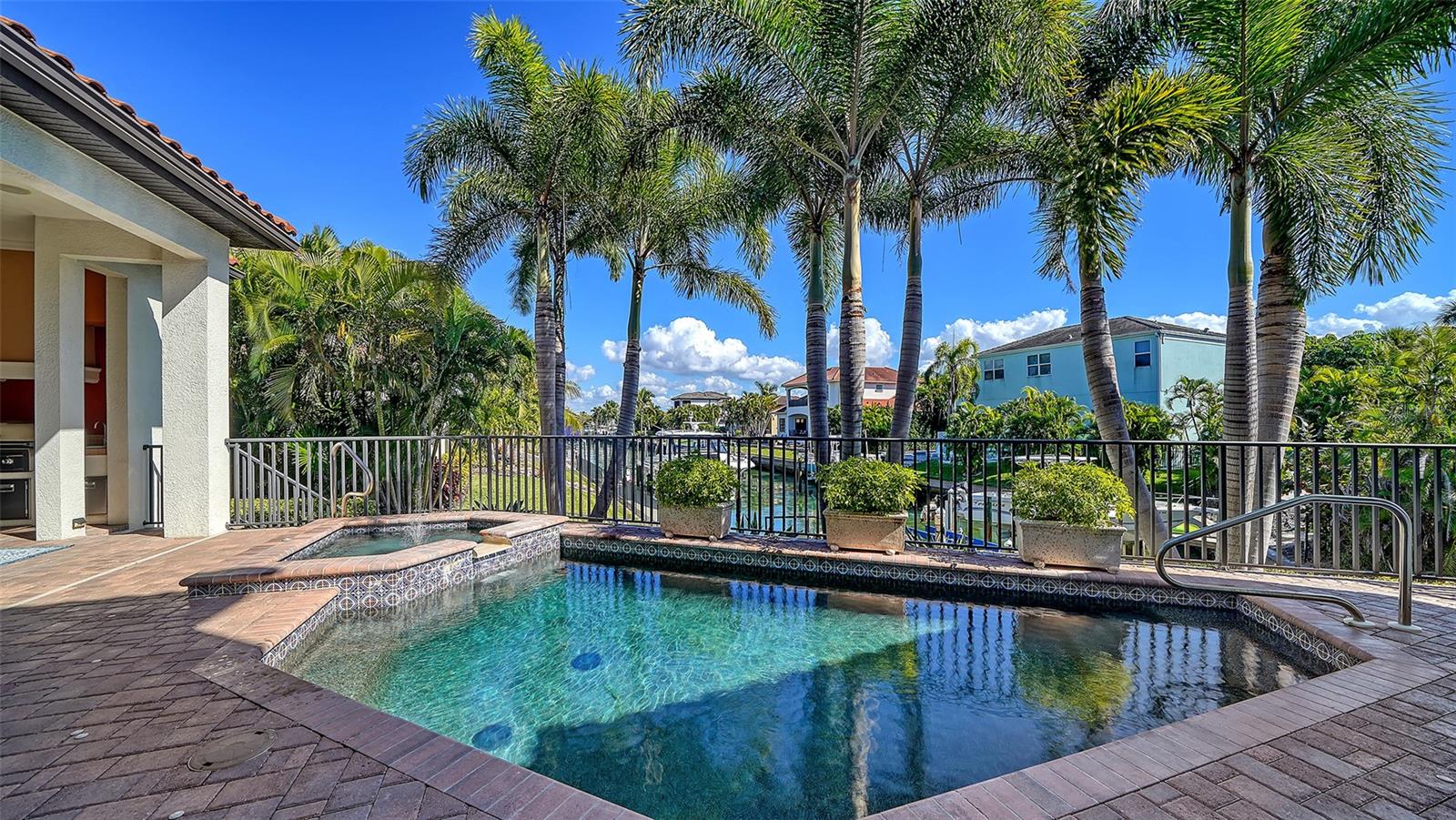 COUNTRY CLUB SHORES - Residential