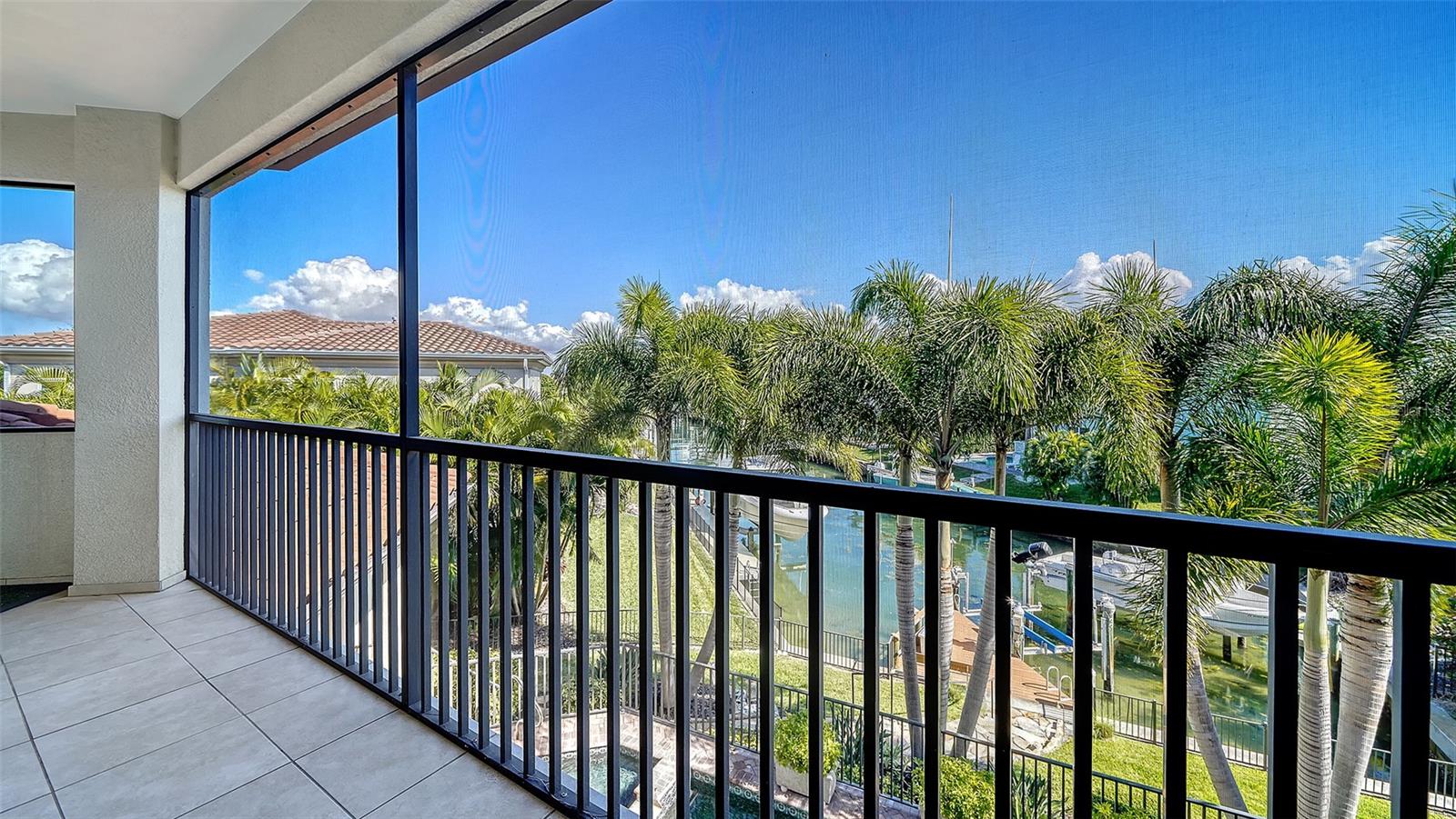 COUNTRY CLUB SHORES - Residential