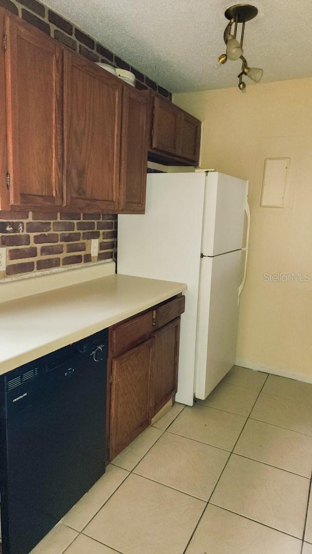 OAKLAND VILLAGE SEC 1 - Residential Lease