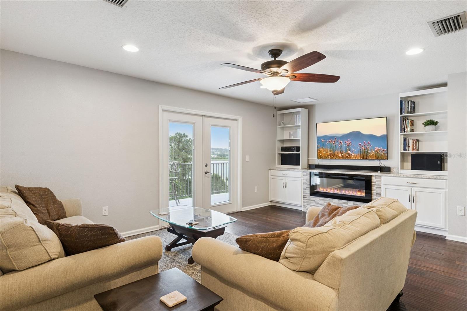 BELLA LAGO - Residential