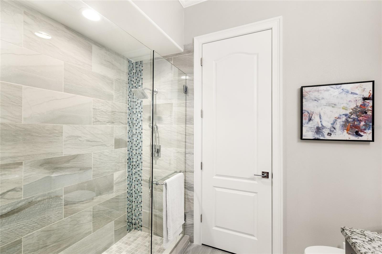 KEENES POINTE UT 06 50 95 - Residential