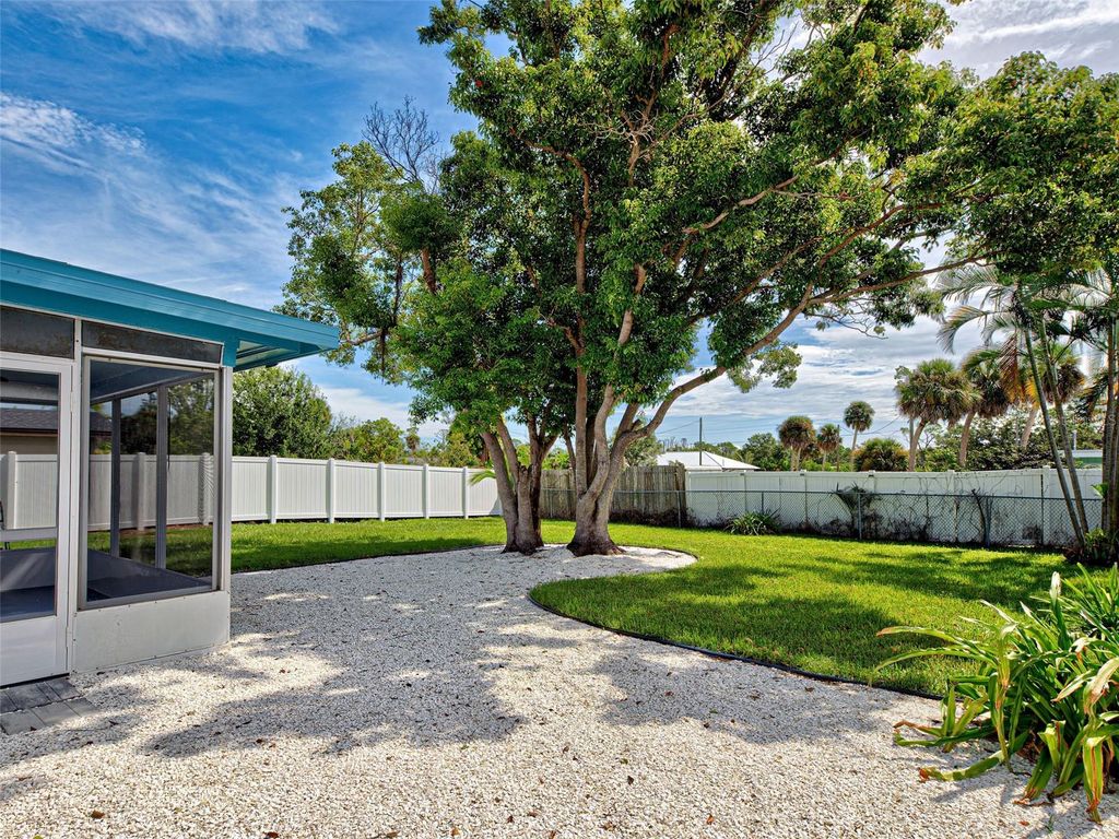 Photo of 55 Warren Avenue, Englewood, FL 34223 (MLS # N6140394)