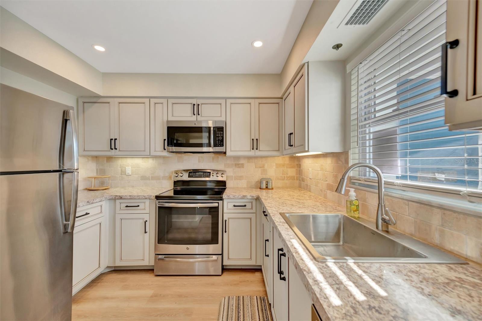 9718 HERNANDO COURT