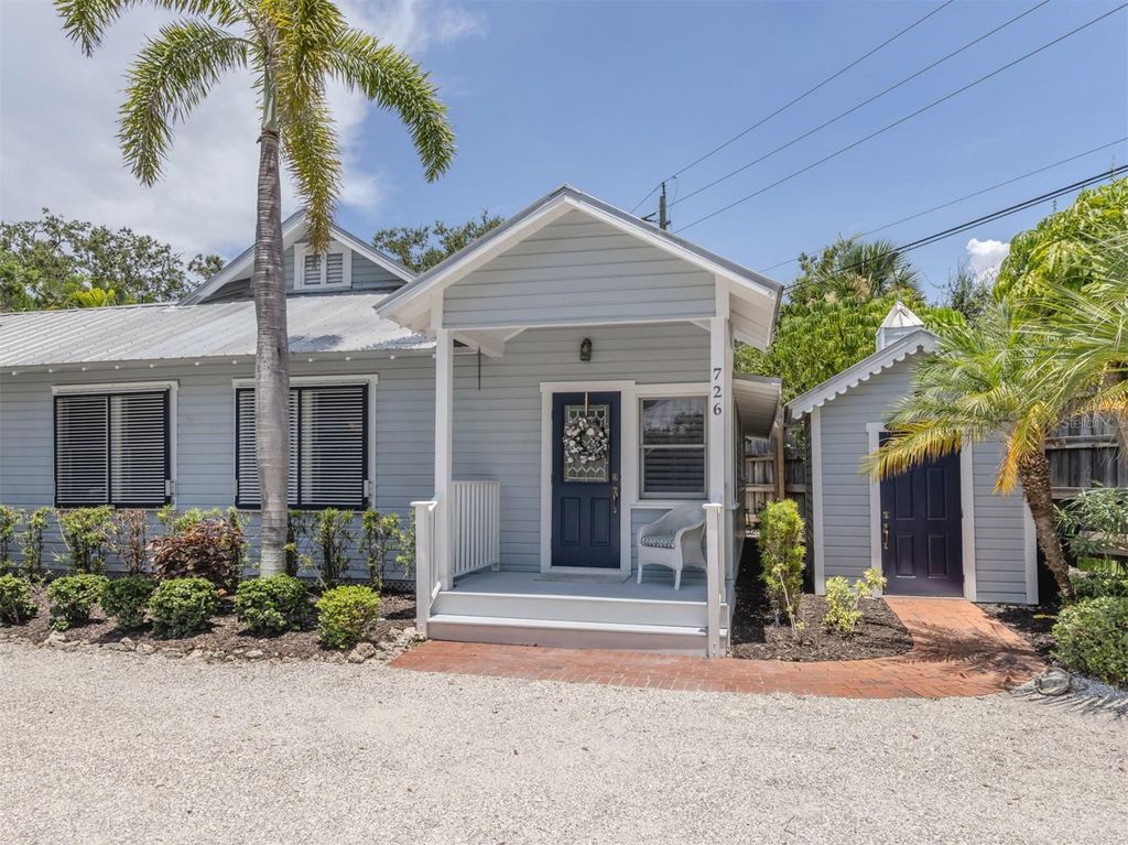 Photo of 726 Eagle Point Drive, Venice, FL 34285 (MLS # N6139850)