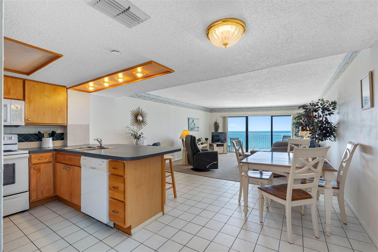 CHATEAUX CONDO - Residential