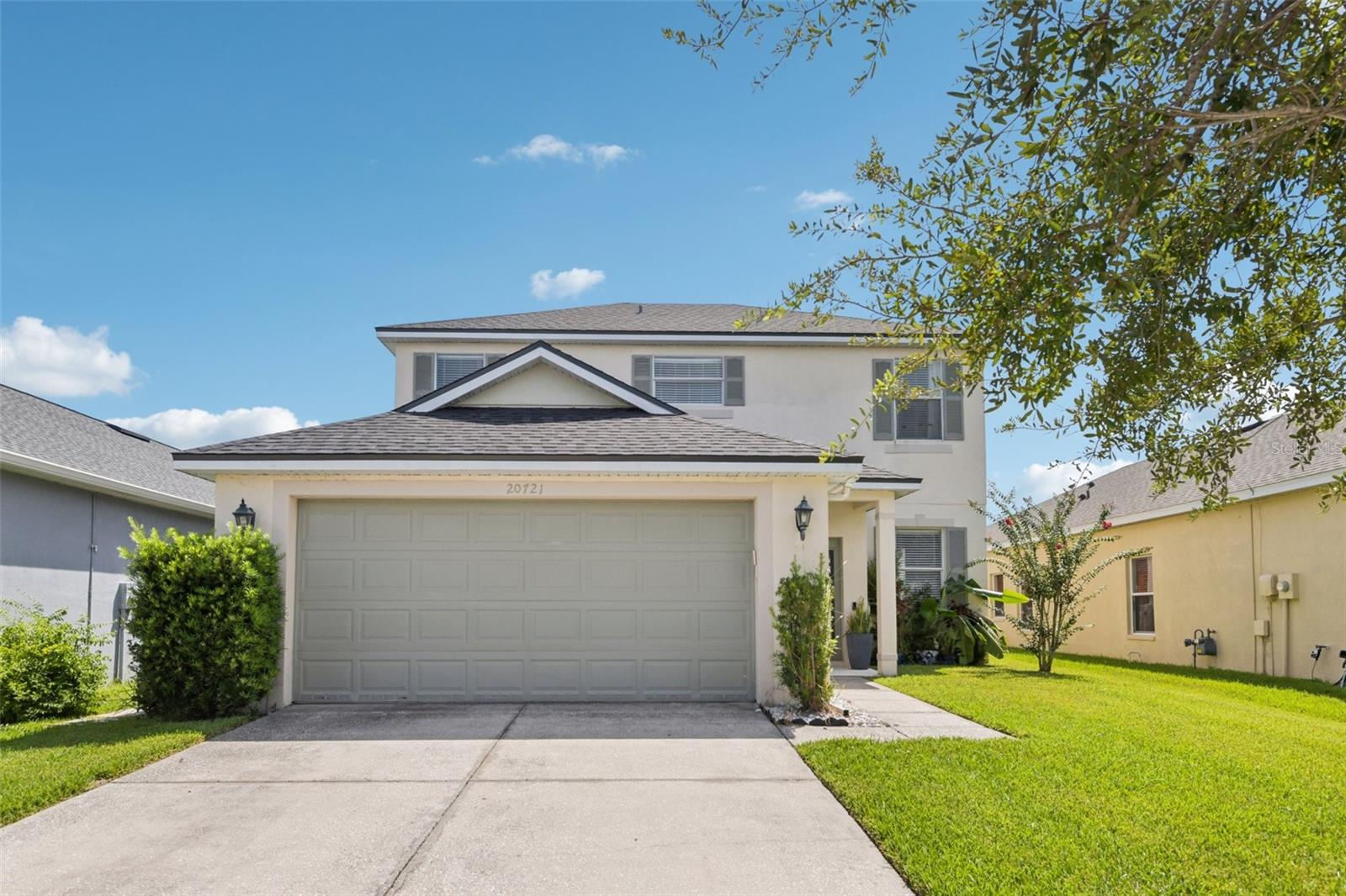 Step into this spacious 4-bedroom, 2.5-bath home in the highly desirable Live Oak Preserve community of New Tampa. With 2,292 sq. ft. of living space, this property combines comfort and modern updates throughout.
The heart of the home is a stylishly renovated kitchen, opening to a bright living area—perfect for gatherings. Upstairs, the private master suite offers a generous walk-in closet and ensuite bath for relaxation.
Major updates bring peace of mind, including a new roof (2024), Carrier AC (2021), whole-house water filtration (2022), and a propane gas water heater (2020). Flooring has been tastefully upgraded with tile on the first floor (2019) and vinyl upstairs (2024). Cooking enthusiasts will love the energy-efficient propane stove.
Residents of Live Oak Preserve enjoy resort-style amenities—a pool, gym, tennis courts, and family-friendly events—while being just minutes from top-rated schools, Wiregrass Mall, dining, and major highways. Don’t miss this move-in-ready gem!