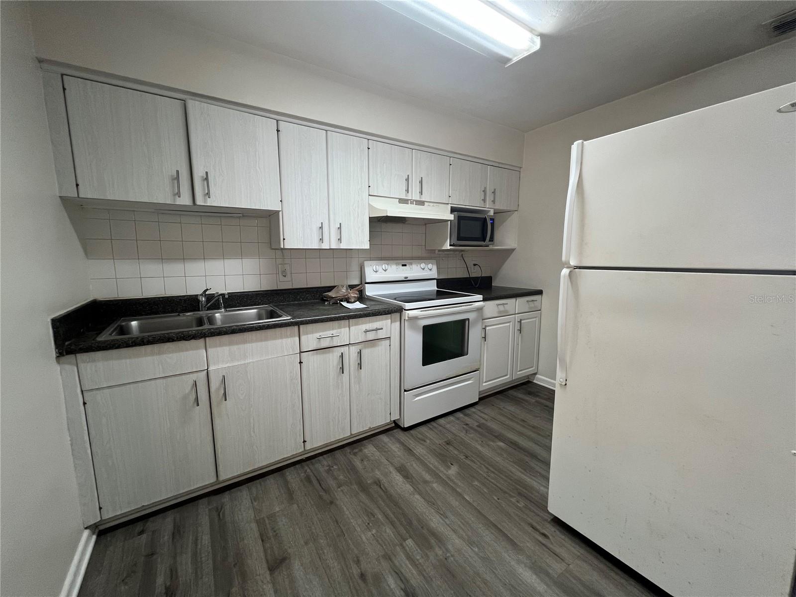 TOWN & COUNTRY ESTATES REP - Residential Lease