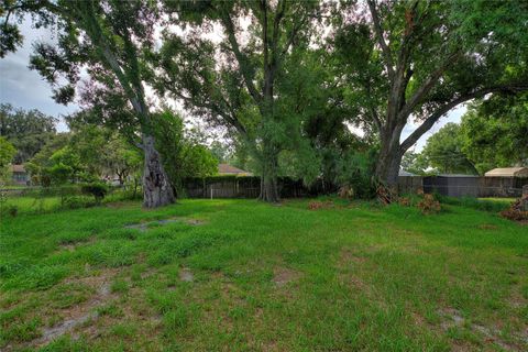 A home in WINTER HAVEN