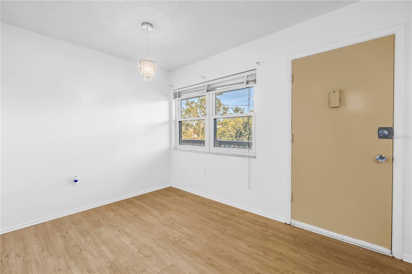 GATEWAY SQUARE APTS - Residential