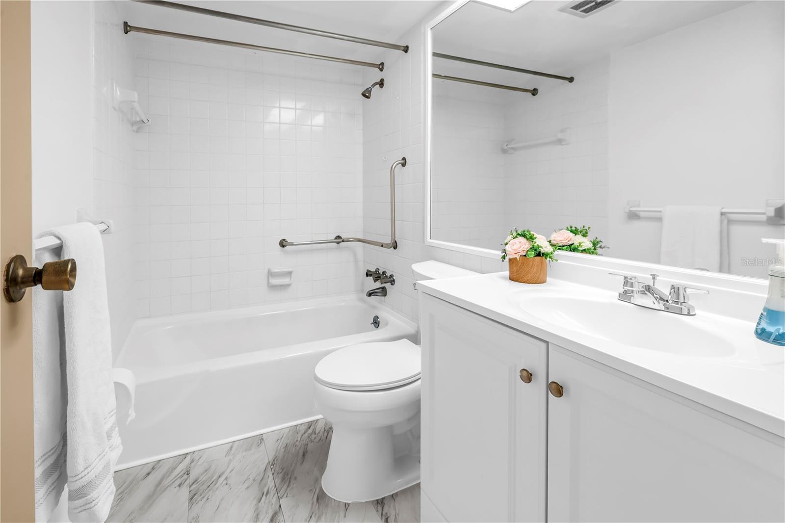 GATEWAY SQUARE APTS - Residential