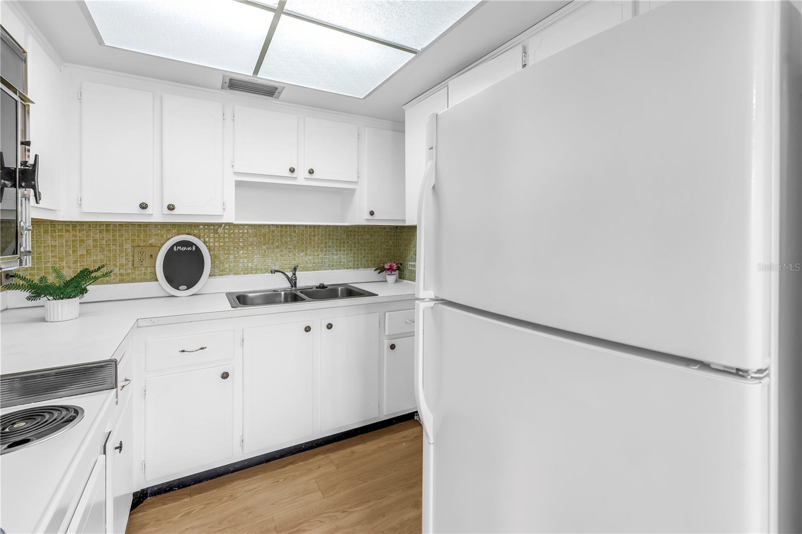 GATEWAY SQUARE APTS - Residential