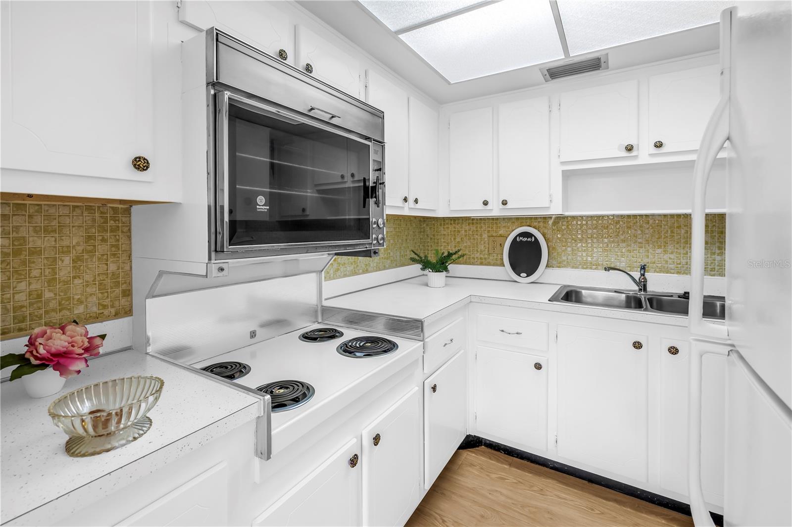 GATEWAY SQUARE APTS - Residential