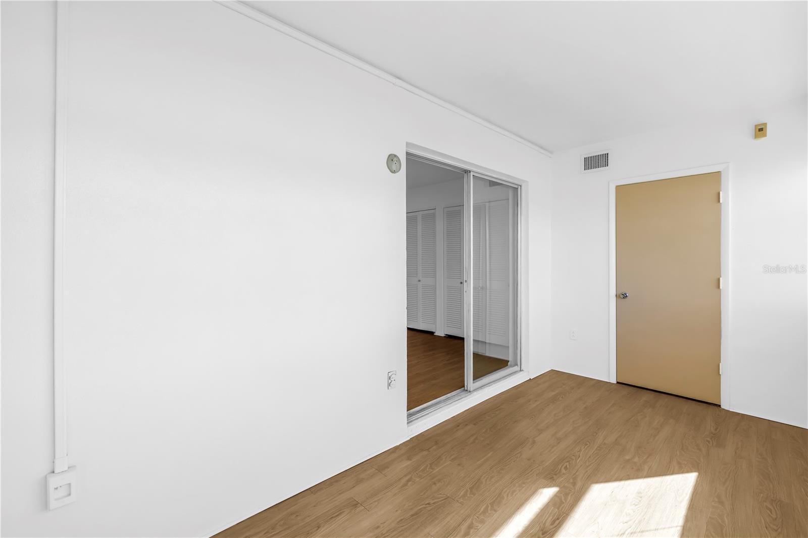 GATEWAY SQUARE APTS - Residential