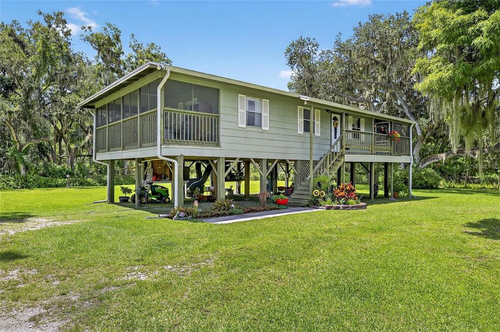 Photo of 205 Wendel Avenue, Lithia, FL 33547 (MLS # TB8419901)