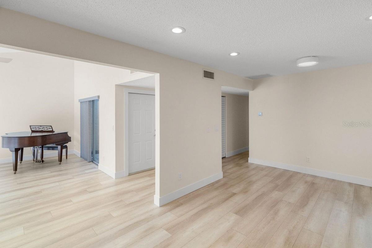 PIPERS GLEN CONDO - Residential