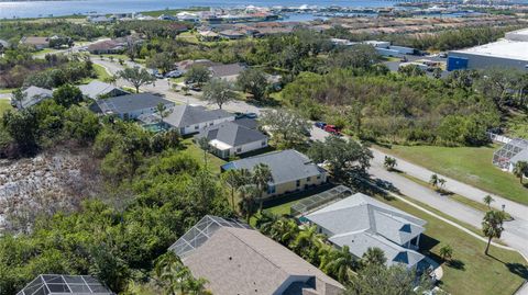 A home in ELLENTON