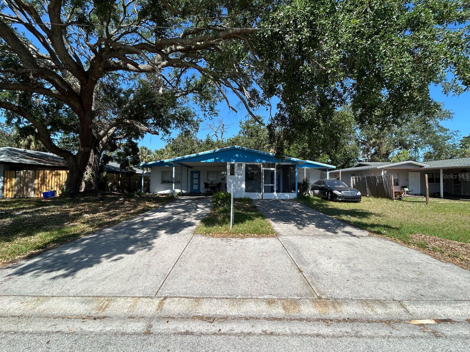 Fantastic Investment Opportunity! This well-maintained duplex offers the perfect combination of comfort and income potential. Each unit features 2 bedrooms and 1 bathroom, providing an ideal layout for multi-generational living or generating rental income. Situated in a prime location, near restaurants, medical facilities, and grocery stores. Don’t miss out on this income-generating gem—schedule a showing today!