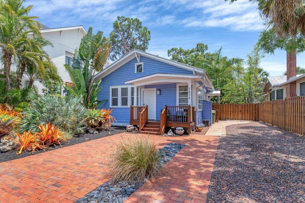 Photo of 1676 Oak Street, Sarasota, FL 34236 (MLS # A4692850)