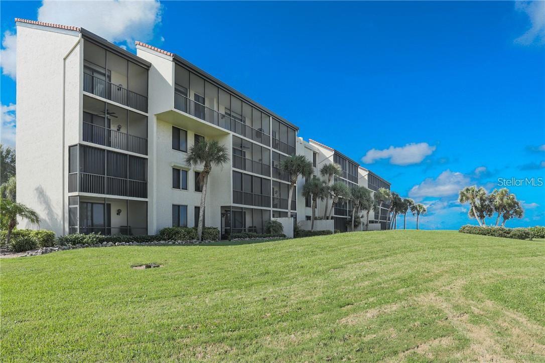 LONGBOAT KEY'S SEAPLACE Enjoy the tropical sea breezes and the magical Water Views from this custom designed THREE BEDROOM spacious corner unit. Beautiful wrap around Lanai terraces with panoramic scenery of the GULF OF MEXICO. Primary Suite-King Bed, Bedroom #2 Suite-King Bed, Bedroom #3- two twin beds. Seaplace is located close to shopping and restaurants and just minutes to ST Armand's Circle and Downtown Sarasota. The SEAPLACE community features include half mile of beach front, two large swimming pools,two spas, three Har-Tru Tennis courts, clubhouse, fitness center, barbecue grills, and a one mile walking trail.