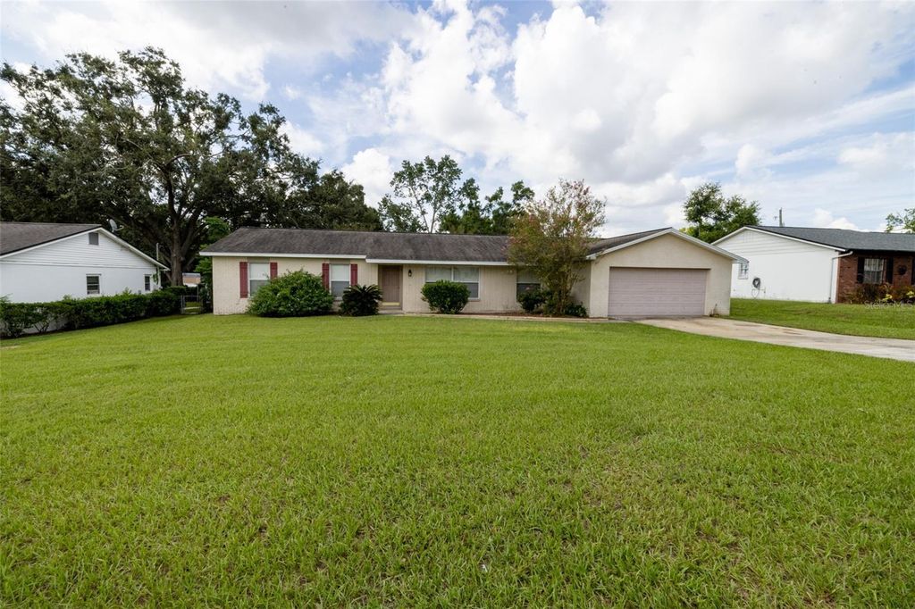 Photo of 804 Strawberry Lane, Brandon, FL 33511 (MLS # TB8414165)