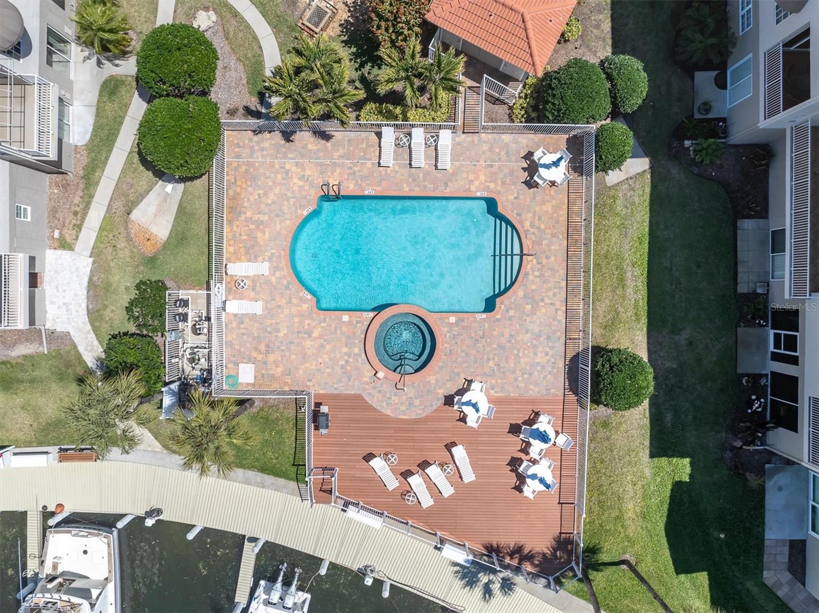 POINTE TARPON TWNHMS - Residential