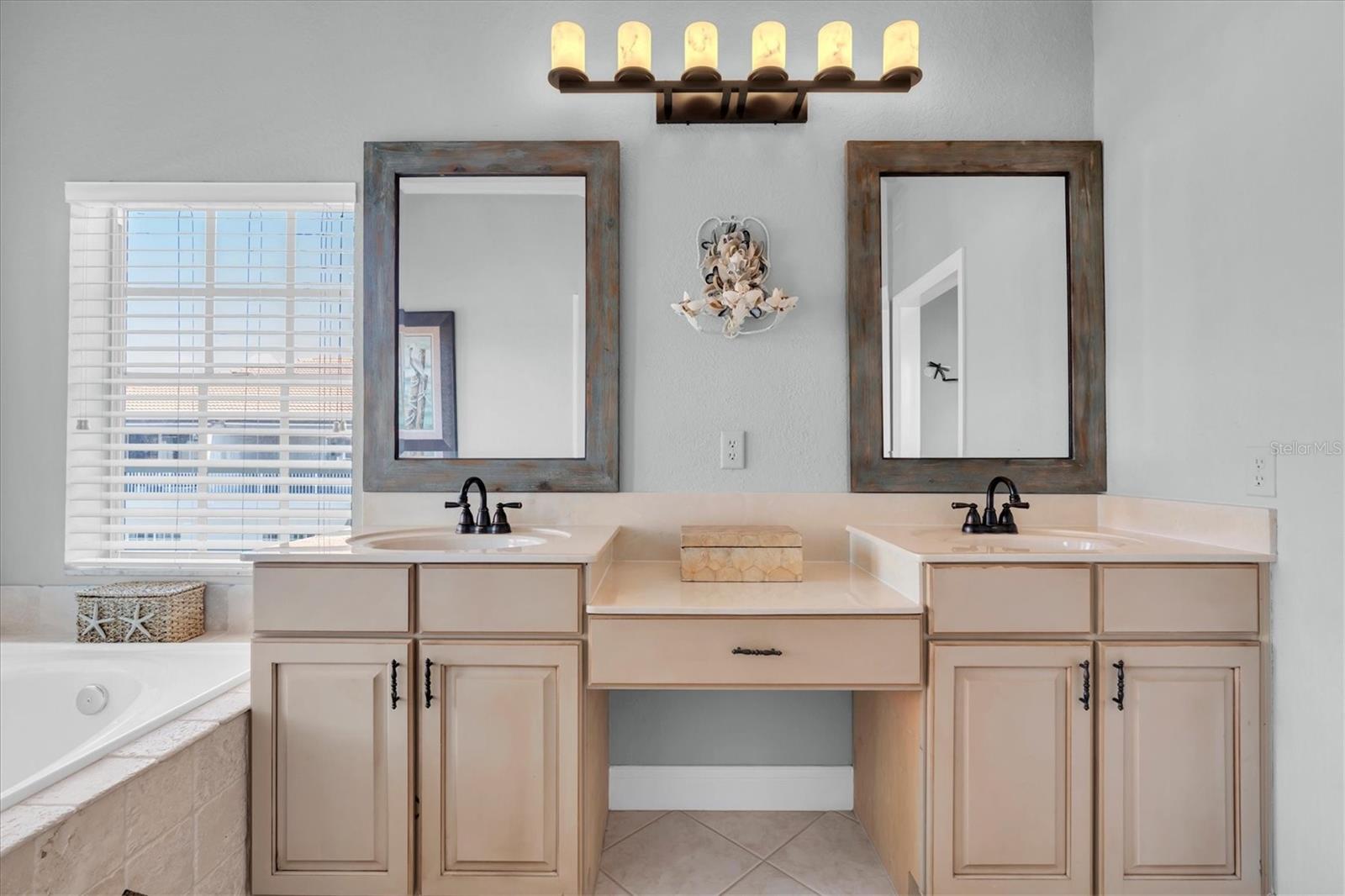 POINTE TARPON TWNHMS - Residential