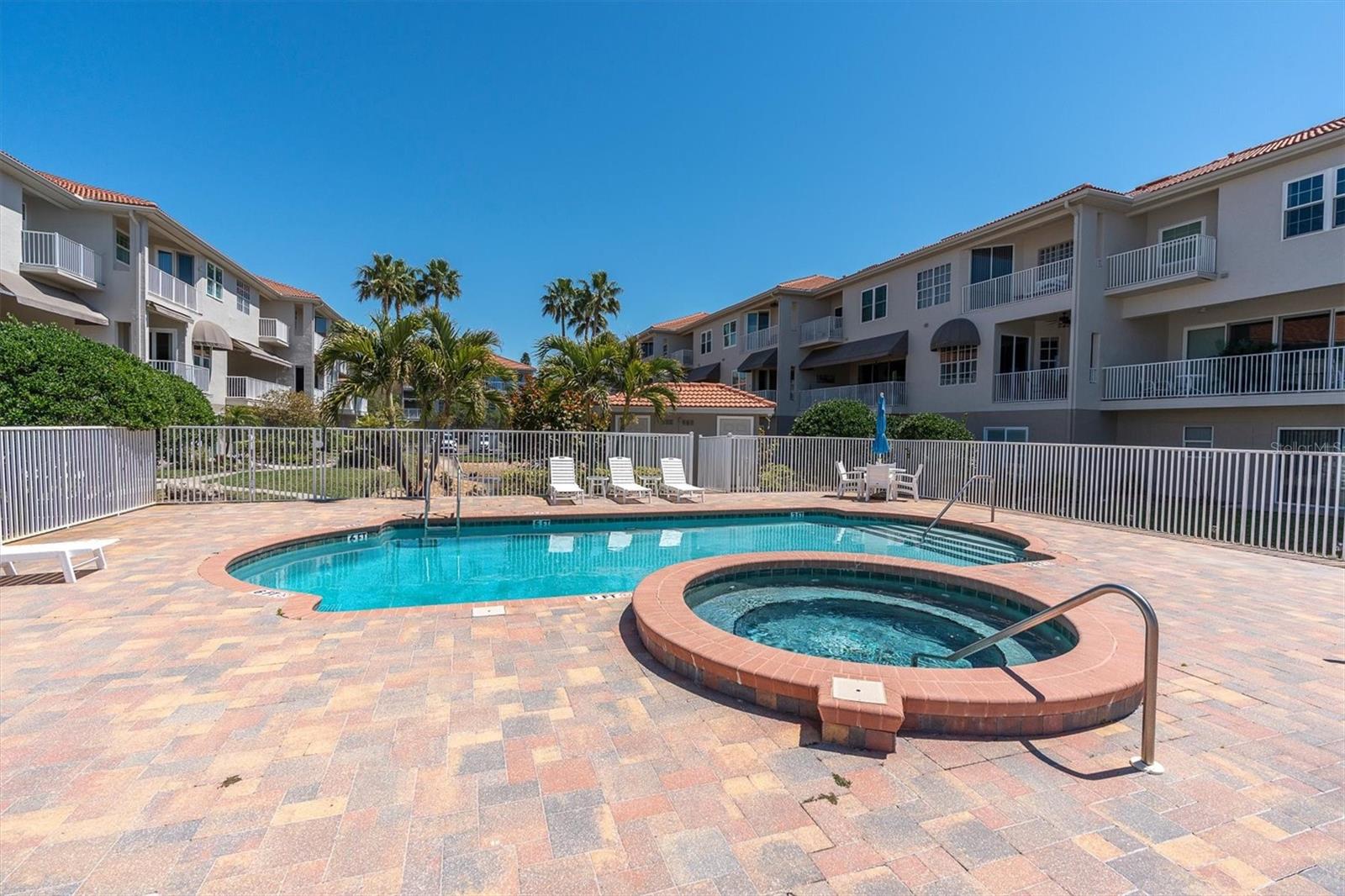 POINTE TARPON TWNHMS - Residential