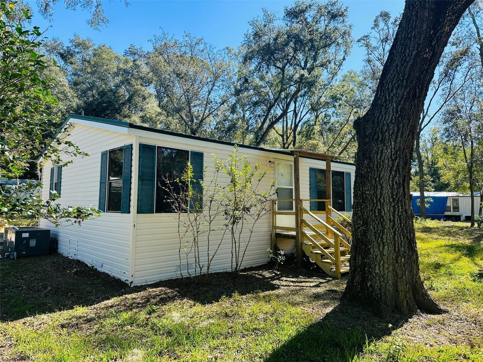 Cute and Clean 3Bed 2Bath on paved corner lot just few miles from I75. Recently inside remodeled and new steps. Makes a great rental
or for that first time HOME Buyer just starting out. Financing available.