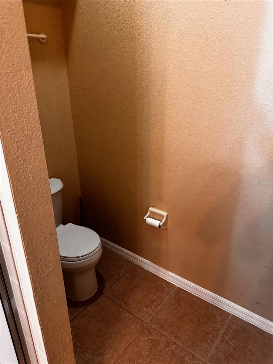 HIDDEN OAKS PLACE - Residential Lease