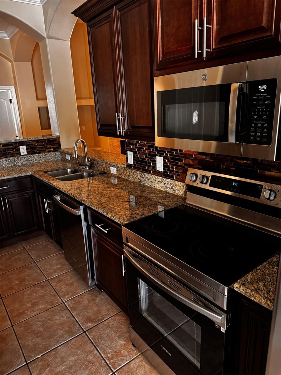 HIDDEN OAKS PLACE - Residential Lease