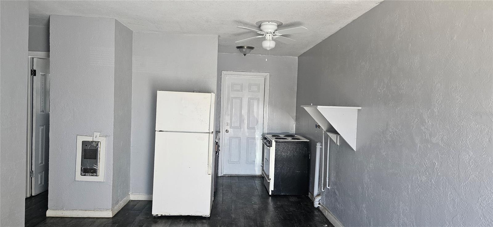 MAINLAND U R UNIT 01 - Residential Lease