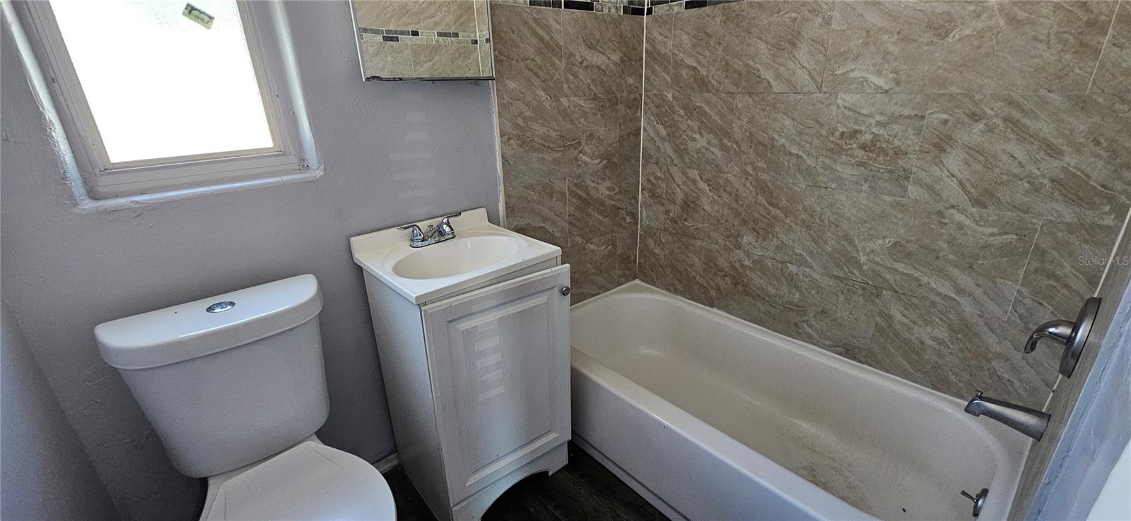 MAINLAND U R UNIT 01 - Residential Lease