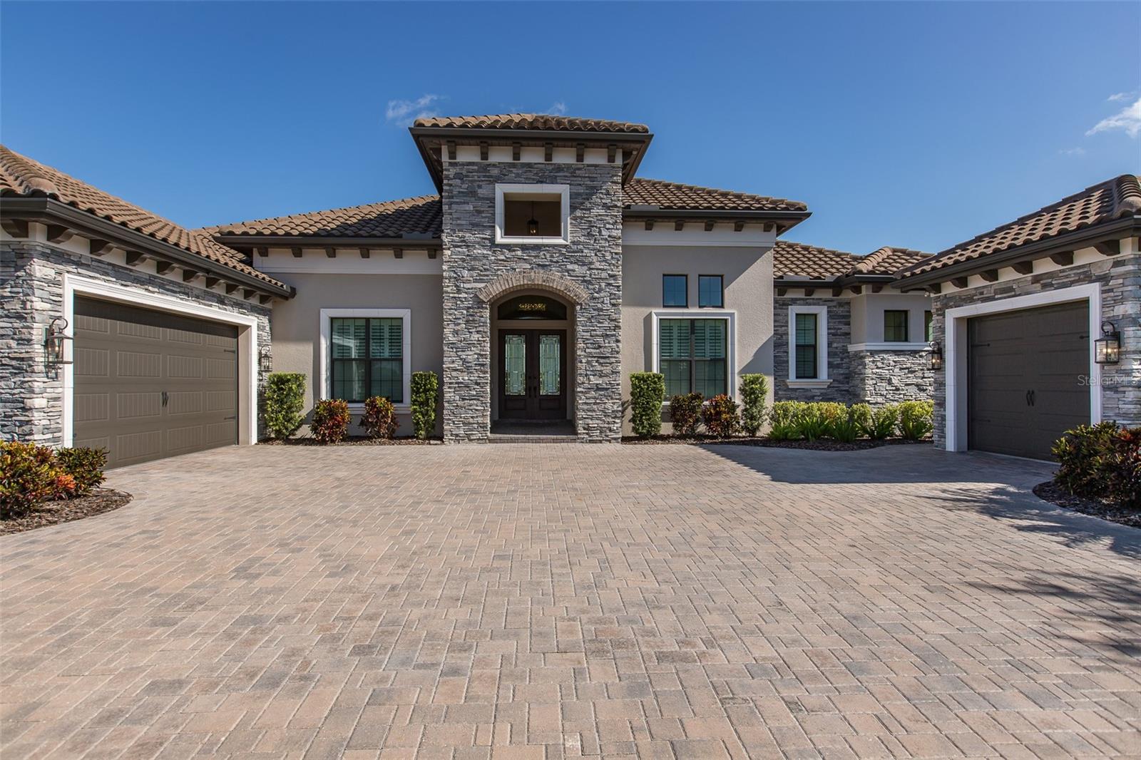 CHAMPIONS CLUB - Residential