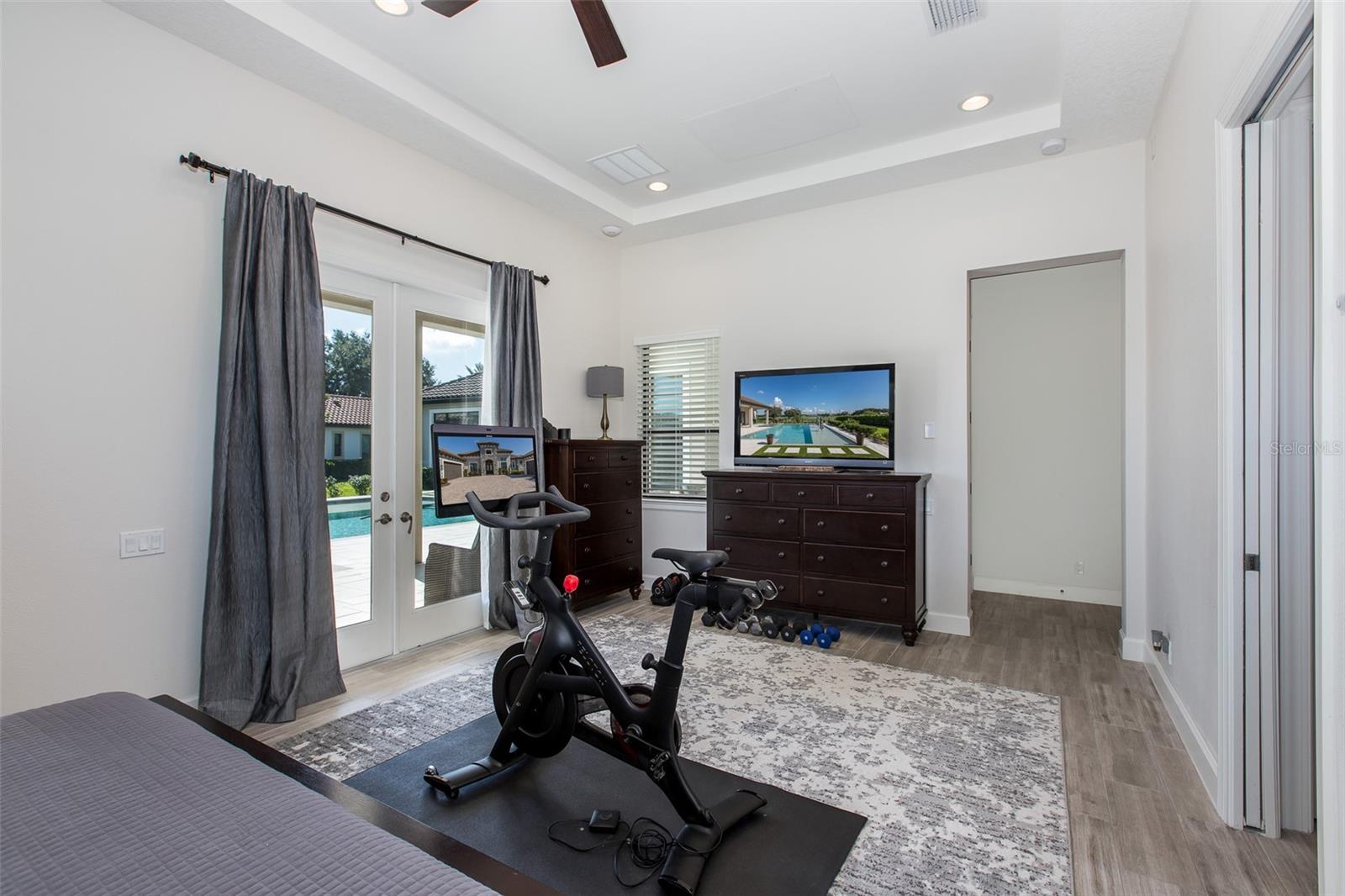 CHAMPIONS CLUB - Residential