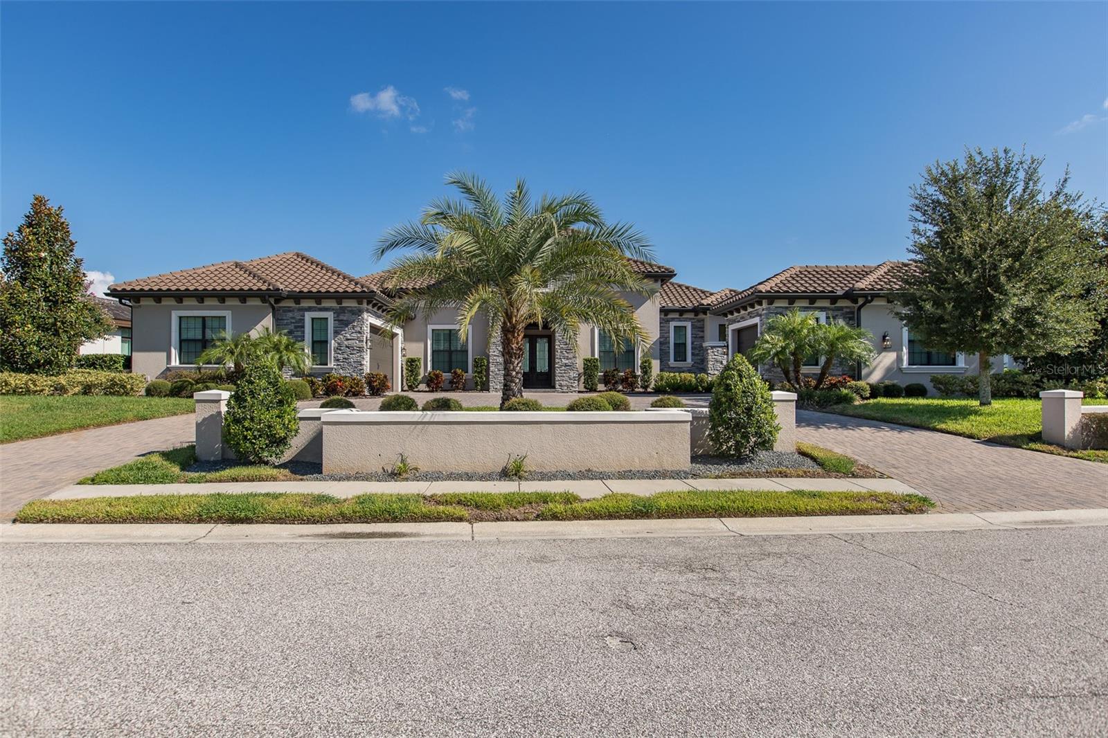 CHAMPIONS CLUB - Residential