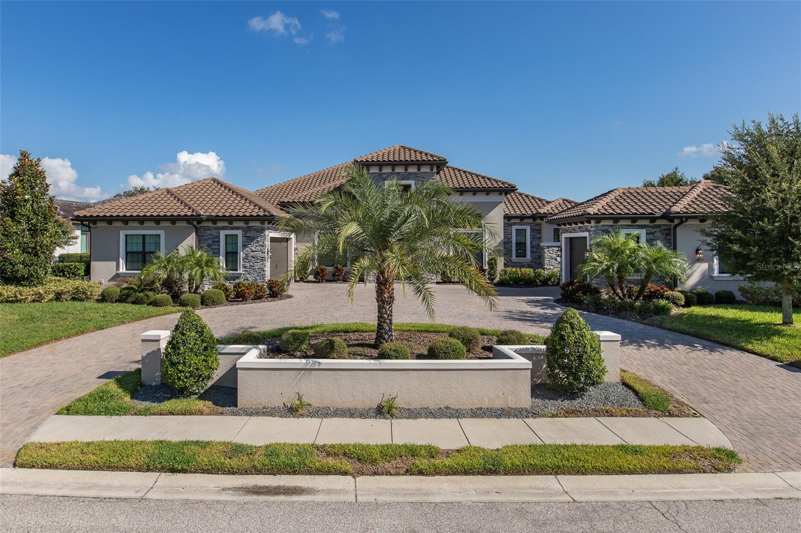 CHAMPIONS CLUB - Residential