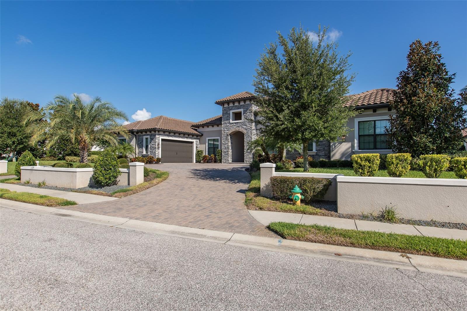 CHAMPIONS CLUB - Residential