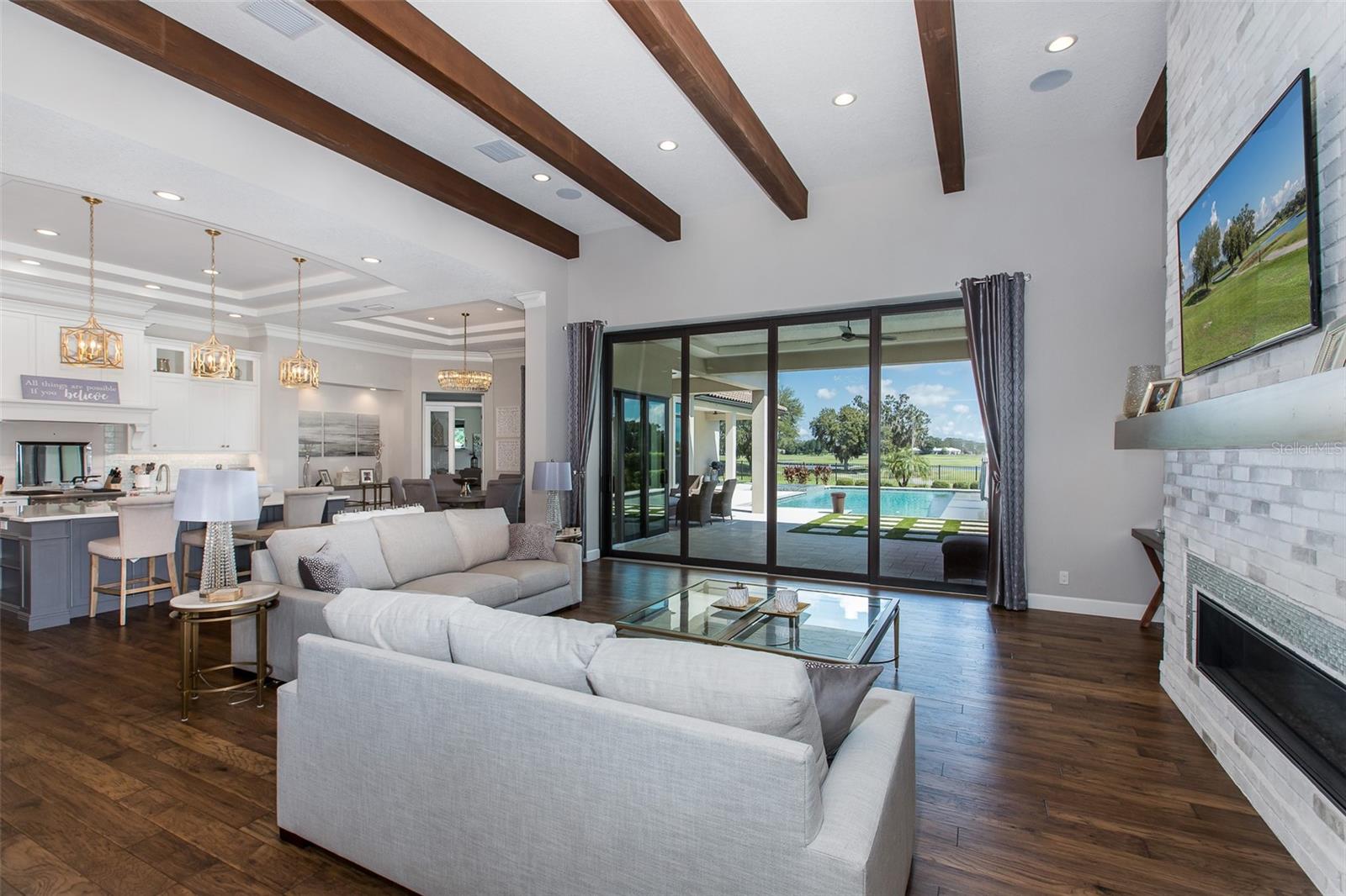 CHAMPIONS CLUB - Residential