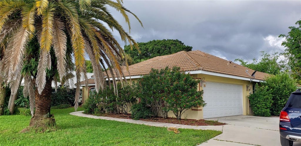 Photo of 494 Lake Of The Woods Drive, Venice, FL 34293 (MLS # A4705387)