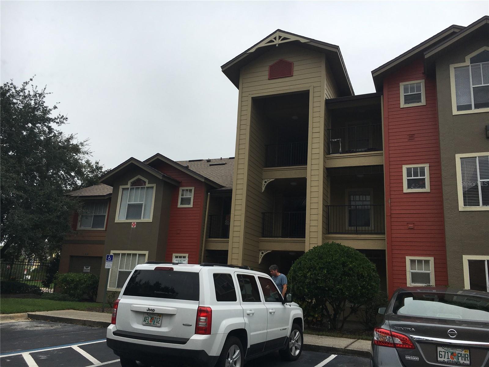 This beautiful remodeled condo 2 beds and 2 baths is located in a well maintained, resort-style community in the heart of Kissimmee. Conveniently close to an array of shopping centers, fine dining restaurants, theme parks and entertainment venues The community have a lot of amenities such as: 2 Pools, Tennis Court, Fitness Center, Small Business Center and much more.