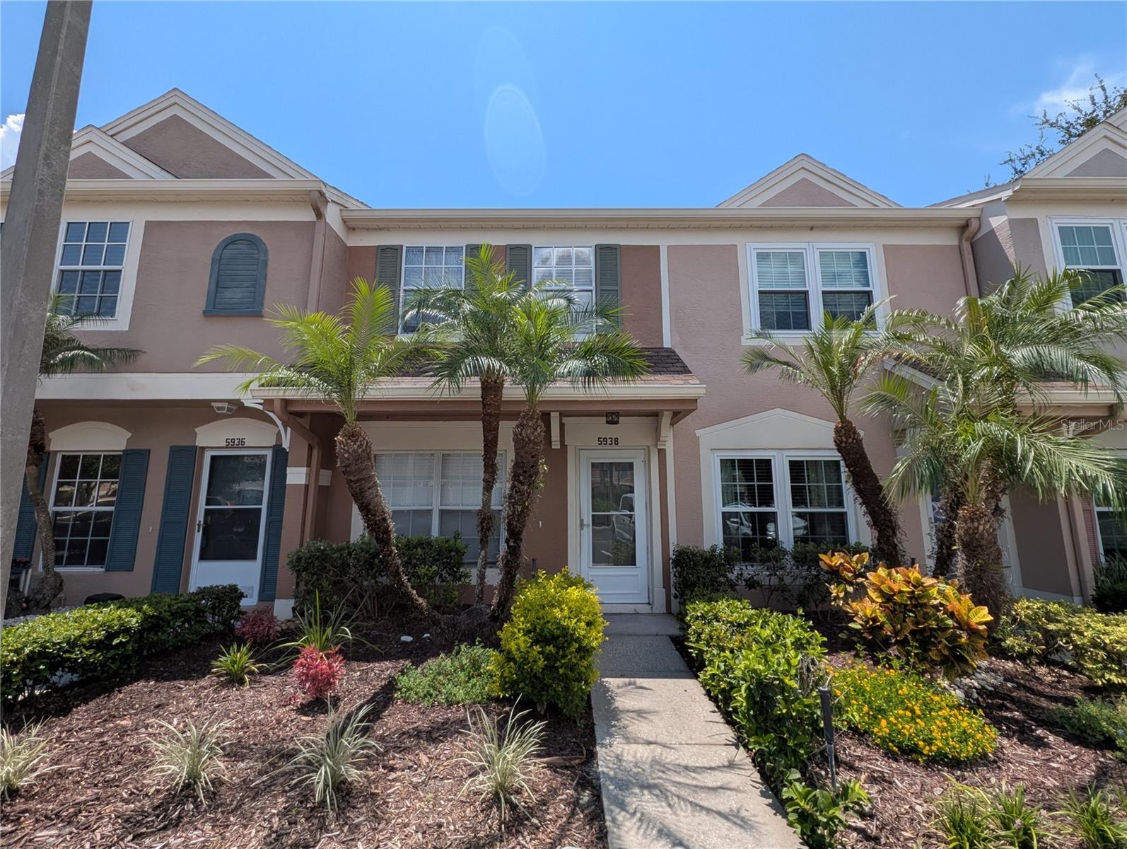 Quiet 2BR/1.5BA townhome in the Bayside Key community. Open floor plan with combined living, dining, and kitchen areas. Kitchen features ample counter space, pantry, and breakfast bar. Vaulted ceilings and built-in closets in both bedrooms. Enjoy the natural views from your open patio, plus extra storage in the enclosed Florida room. Laundry area with washer/dryer hookups off the kitchen. Community amenities include a pool and tennis courts. Conveniently located off Hillsborough Ave.