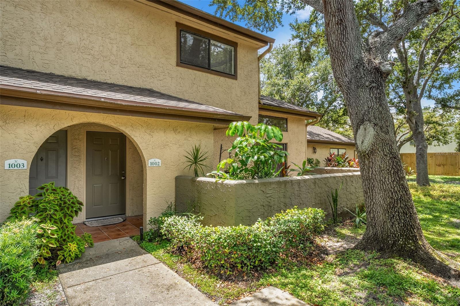 Discover this beautifully remodeled 2-bedroom, 2-bathroom townhouse nestled in the sought-after Via Verdi community in the heart of Pinellas County. This home features brand-new stainless steel appliances—including refrigerator, range, dishwasher, and microwave—plus a new water heater and plush carpet throughout, offering the perfect blend of comfort and modern style.
Enjoy resort-style living with exclusive community amenities such as a sparkling pool, tennis court, clubhouse, dog park, and utilities included (water, sewer, and garbage)—all designed to simplify your lifestyle.