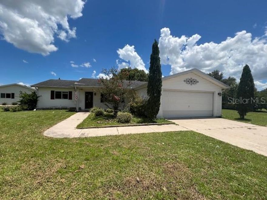 Spacious two bedroom, two bath, two car garage home located in an active 55+ community. Features split floor plan, eat in kitchen and screen enclosed lanai.