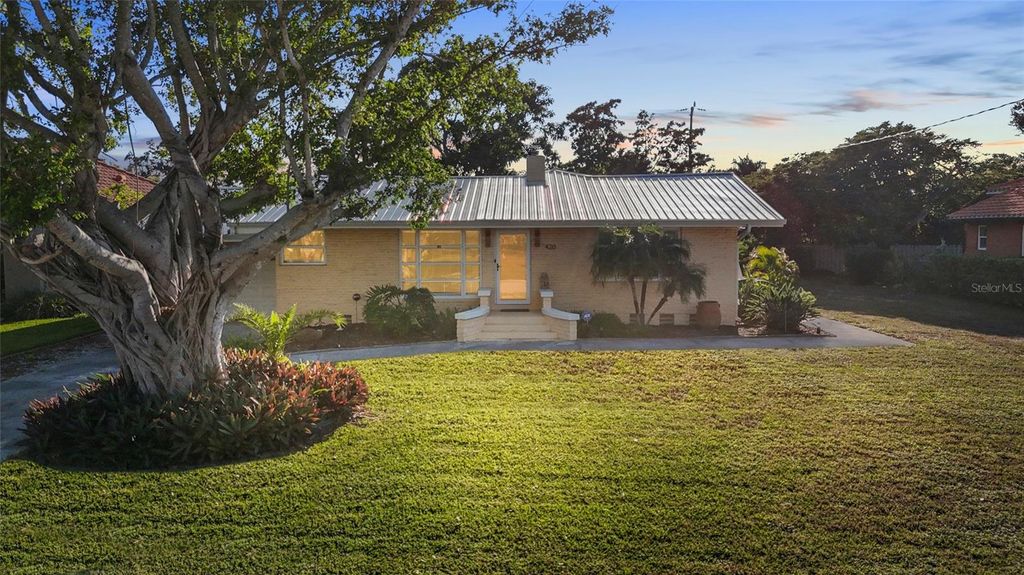 Photo of 420 Pensacola Road, Venice, FL 34285 (MLS # N6141639)