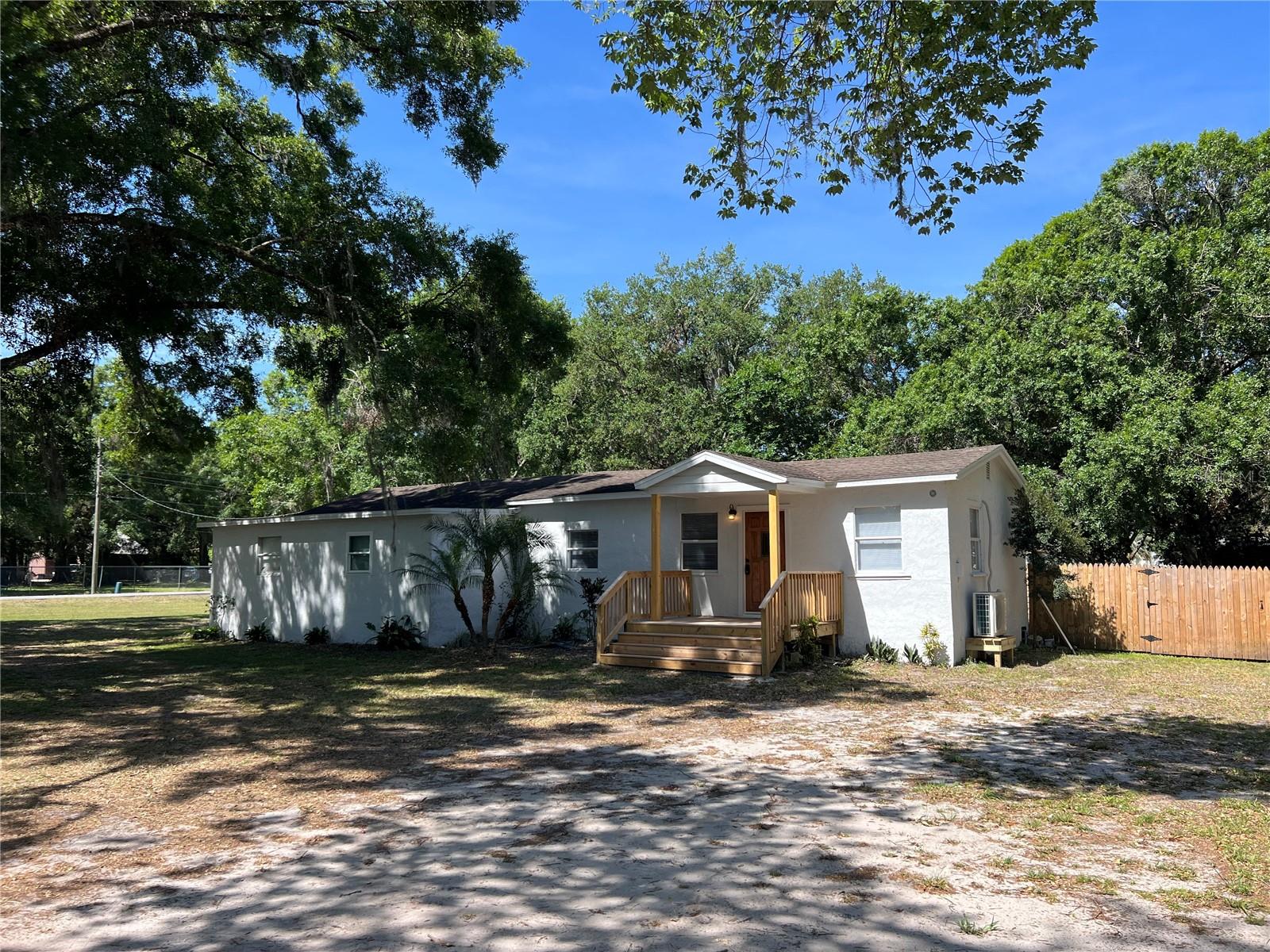 Excellent Ranch In Auburndale 2/2 plus 1/1 in 1.15 acres, corner side, Good location, No Hoa, Complete renovated, 16 min for Lakeland downtown and all stores, shopping centers and schools