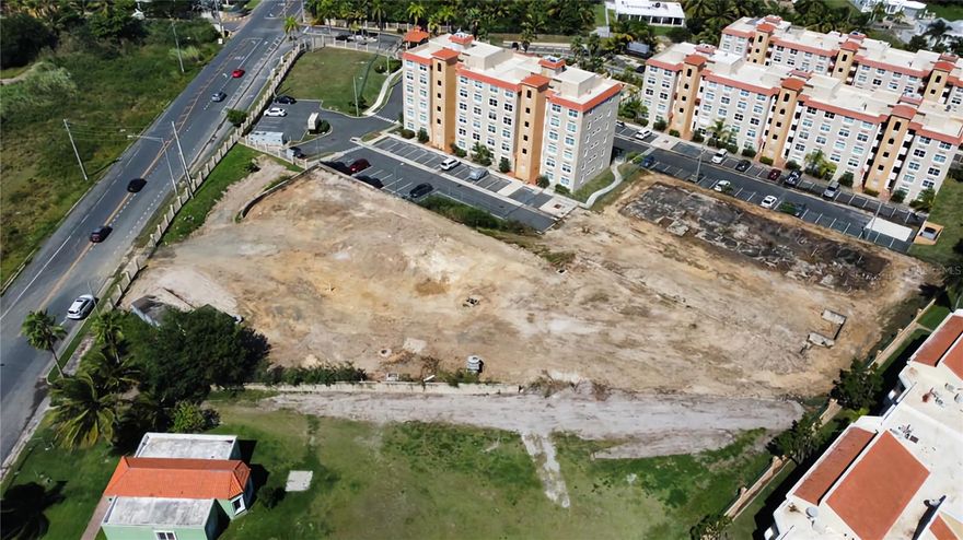 Se ofrece a la venta lote de 1.54 acres (6,053 m²) correspondiente a la Phase II del proyecto Cove by The Sea en el área Dorado–Vega Alta. El terreno cuenta con aproximadamente 70–75% de las obras de sitio completadas y cerca de 70% de la infraestructura instalada.

El proyecto dispone de permisos existentes (a renovar) para el desarrollo de hasta 48 apartamentos en dos torres. También existe una propuesta alternativa de desarrollo para 13 residencias tipo patio-home de lujo.

La propiedad cuenta con conexión sanitaria asignada y acceso por escritura al control de acceso y amenidades del proyecto existente, donde ya se construyeron y vendieron 84 unidades residenciales.