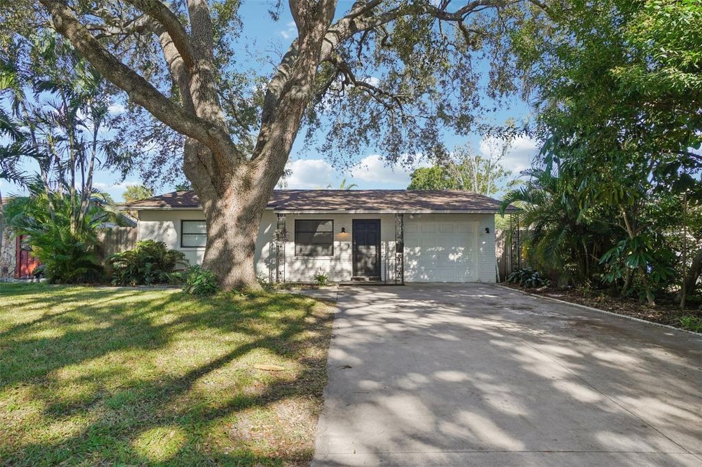 Photo of 162 SE Lincoln Circle N, St Petersburg, FL 33703 (MLS # TB8439643)